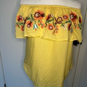 Floral embroidered off shoulder yellow top in Size small NEW WITH TAGS